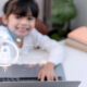 Bambina usa un computer portatile
