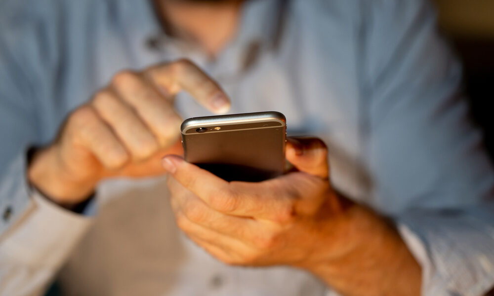 Ragazzo allo smartphone (© Depositphotos)