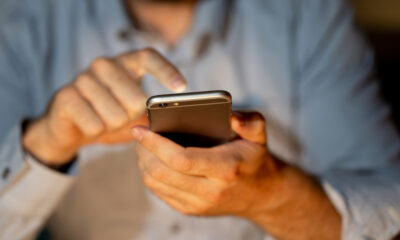 Ragazzo allo smartphone (© Depositphotos)