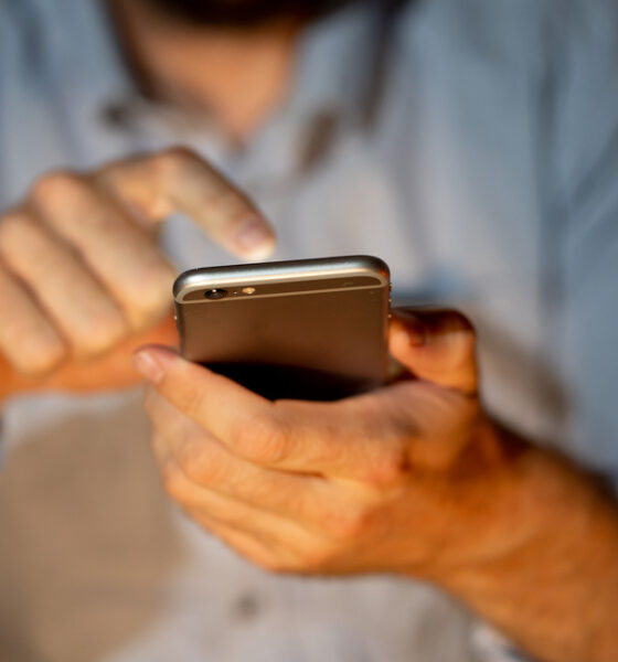 Ragazzo allo smartphone (© Depositphotos)