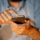 Ragazzo allo smartphone (© Depositphotos)