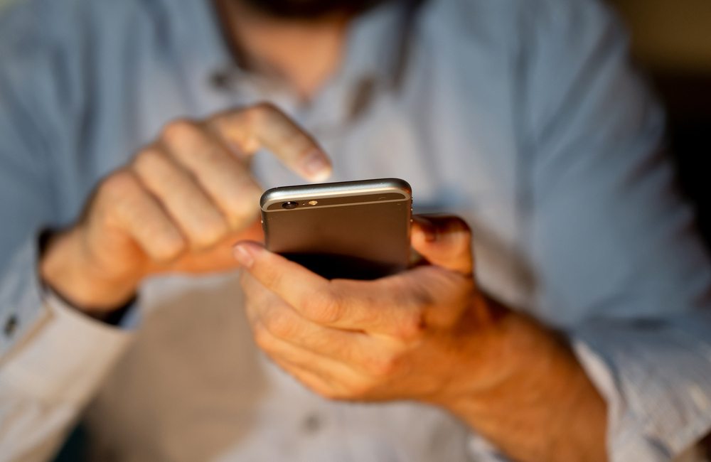 Ragazzo allo smartphone (© Depositphotos)
