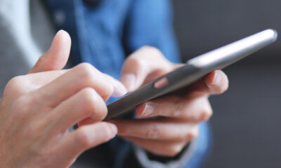 Smartphone in mano