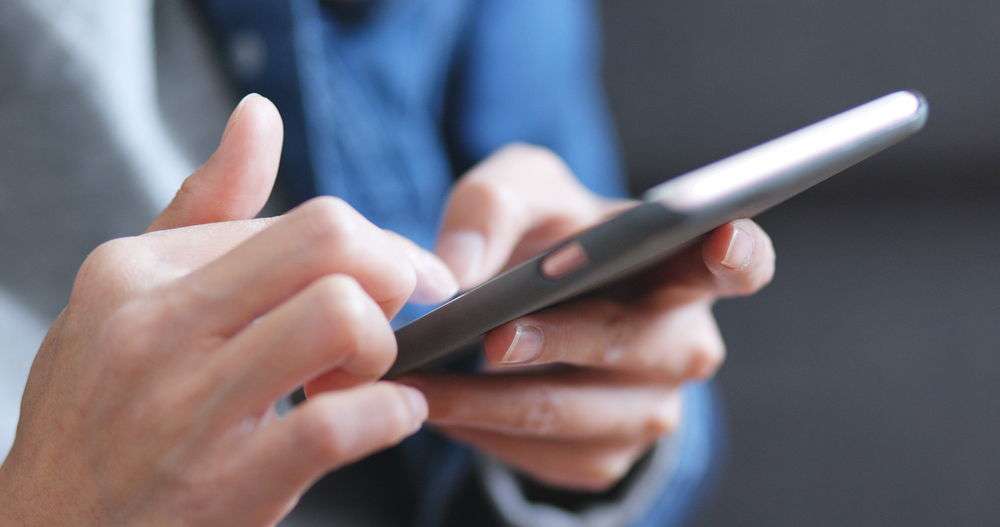 Smartphone in mano